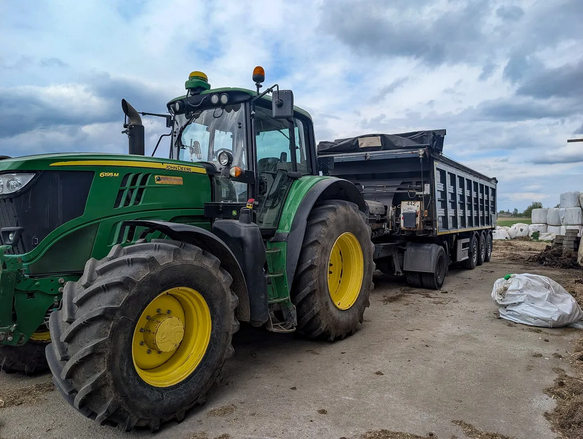 Naczepa rolnicza Fliegl po remoncie w zestawie z ciągnikiem John Deere